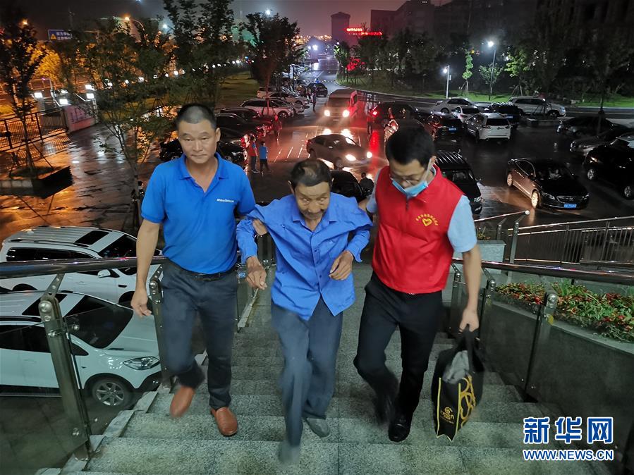 (防汛抗洪·圖文互動)(3)洪水來襲,銅鑼聲在千年古鎮(zhèn)的雨夜響起