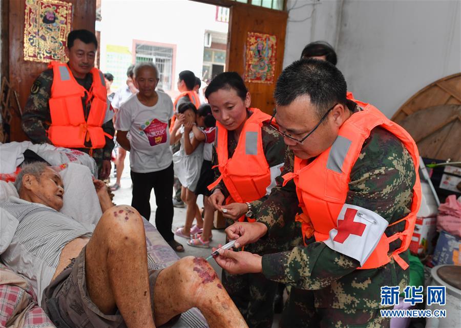 (防汛抗洪·圖文互動)(5)穿梭“孤島”的火箭軍醫療隊