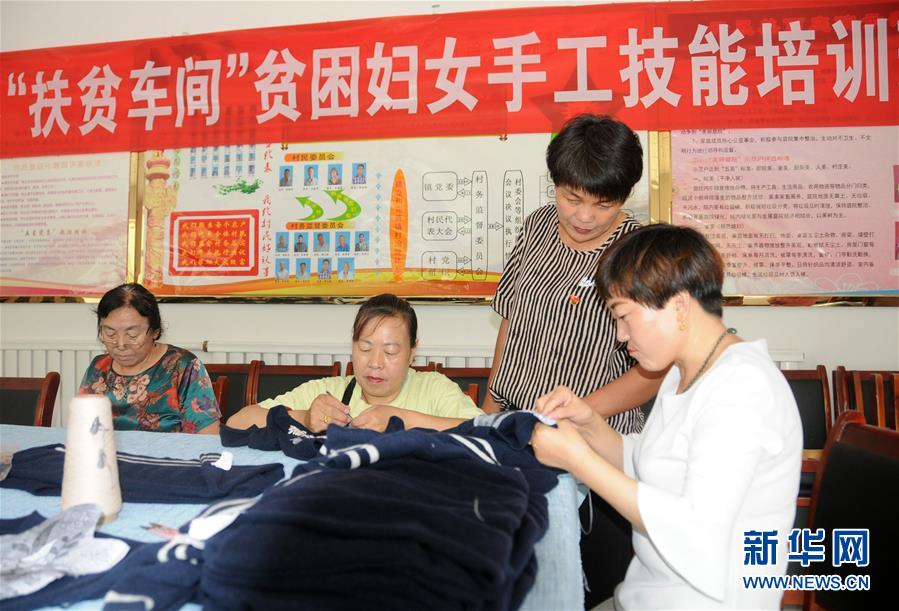 (決戰決勝脫貧攻堅·圖文互動)(1)內蒙古河套:一雙巧手、一副棒針、一團毛線打造貧困戶“炕頭經濟”