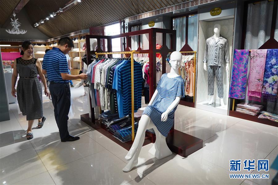 （走向我們的小康生活·圖文互動）（2）綠了青山，紅了日子——秦巴山區(qū)群眾繪出小康“調色板”