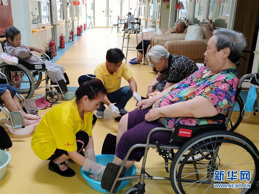 (走向我們的小康生活·圖文互動)(3)北京“老有所養”的床邊、身邊、周邊事