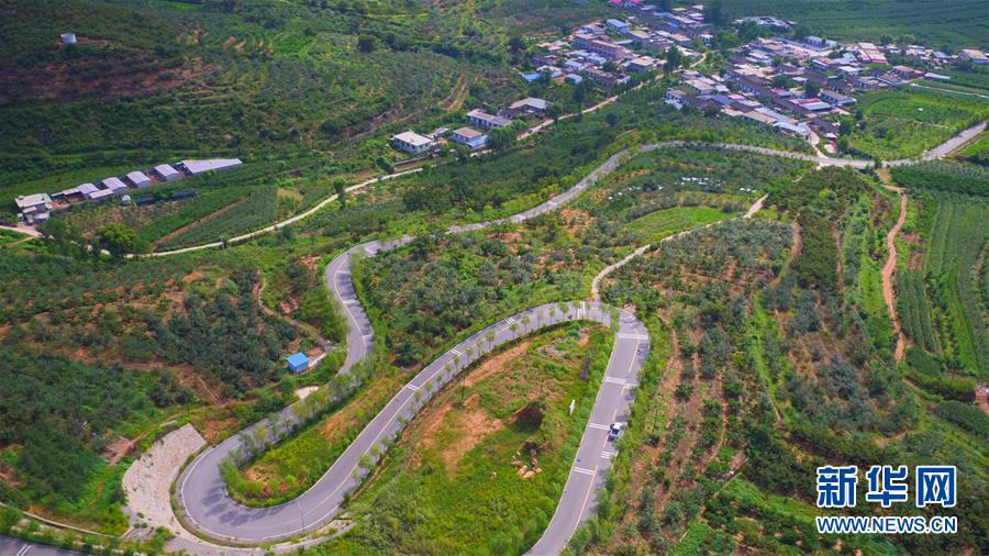 (新華全媒頭條·走向我們的小康生活·圖文互動)(1)長城腳下,小康村串成“珍珠鏈”