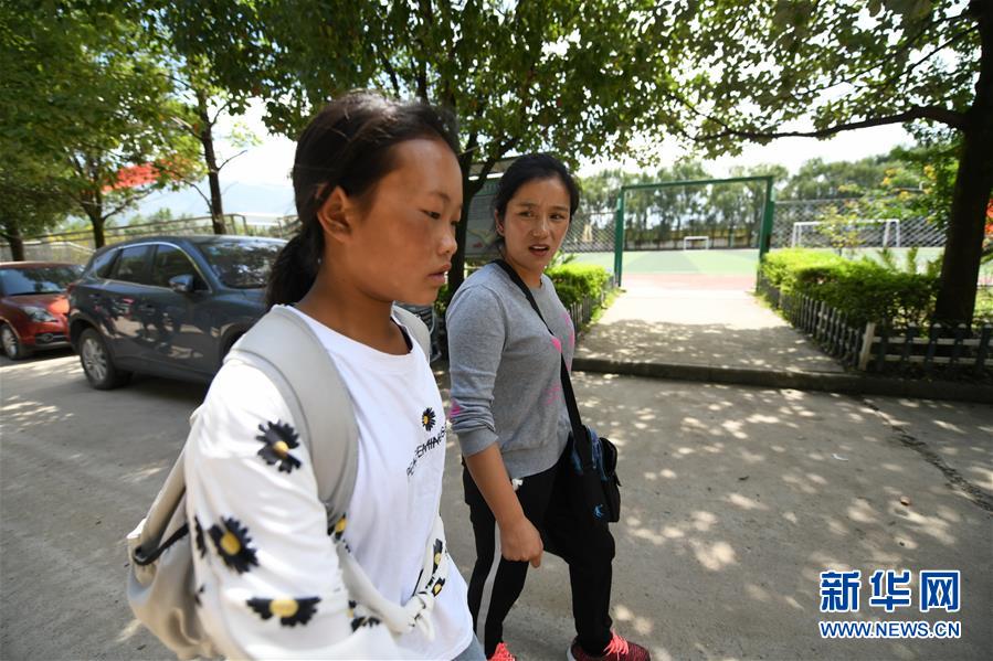 (熱點鮮報·圖文互動)(1)為了大涼山的下一代,她奔赴在助學路上