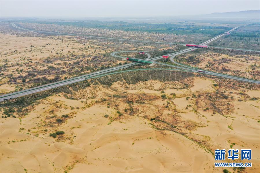 (在習(xí)近平新時代中國特色社會主義思想指引下——新時代新作為新篇章·習(xí)近平總書記關(guān)切事·圖文互動)(11)綠意,在黃沙中鋪展——我國防沙治沙紀(jì)實