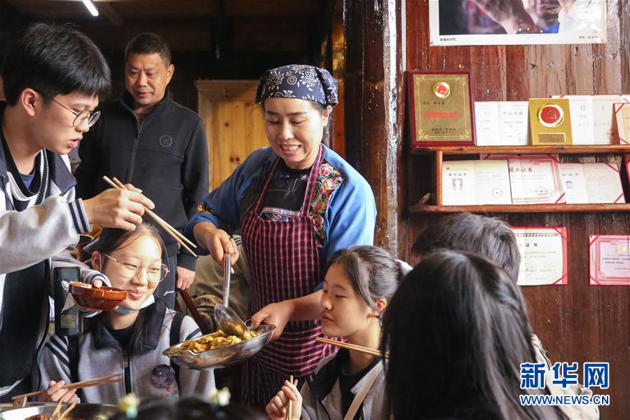 （在習近平新時代中國特色社會主義思想指引下——新時代新作為新篇章·習近平總書記關(guān)切事·圖文互動）（4）精準扶貧7年，十八洞村“長”出10余種新職業(yè)