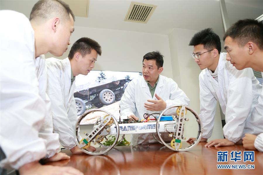 (在習近平強軍思想指引下·我們在戰位報告·圖文互動)(4)向著未來戰場沖鋒——國防科技大學科研創新記事