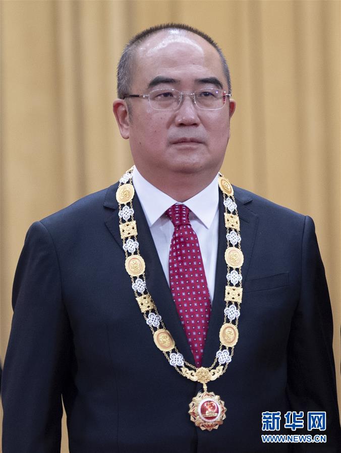 (抗疫先進(jìn)事跡·圖文互動)(1)張定宇:疫情“暴風(fēng)眼”里,“漸凍”之軀與時間賽跑