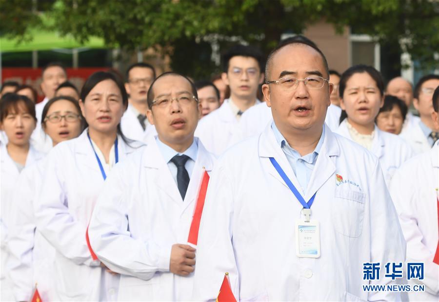 (抗疫先進(jìn)事跡·圖文互動)(2)張定宇:疫情“暴風(fēng)眼”里,“漸凍”之軀與時間賽跑