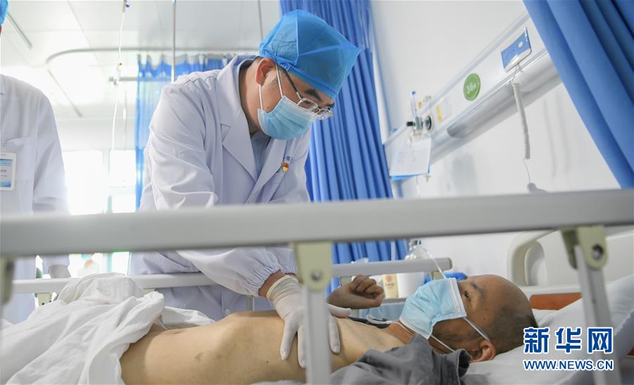 (抗疫先進(jìn)事跡·圖文互動)(4)張定宇:疫情“暴風(fēng)眼”里,“漸凍”之軀與時間賽跑