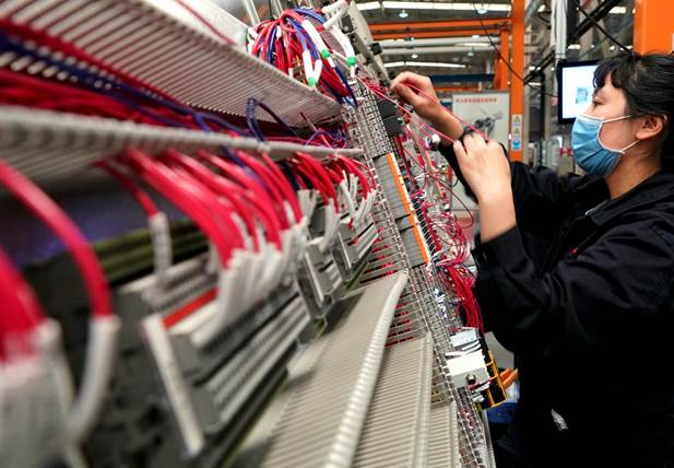 4月21日,在位于河南省許昌市的許繼電氣股份有限公司內,工作人員在生產線上作業。新華社記者李安攝