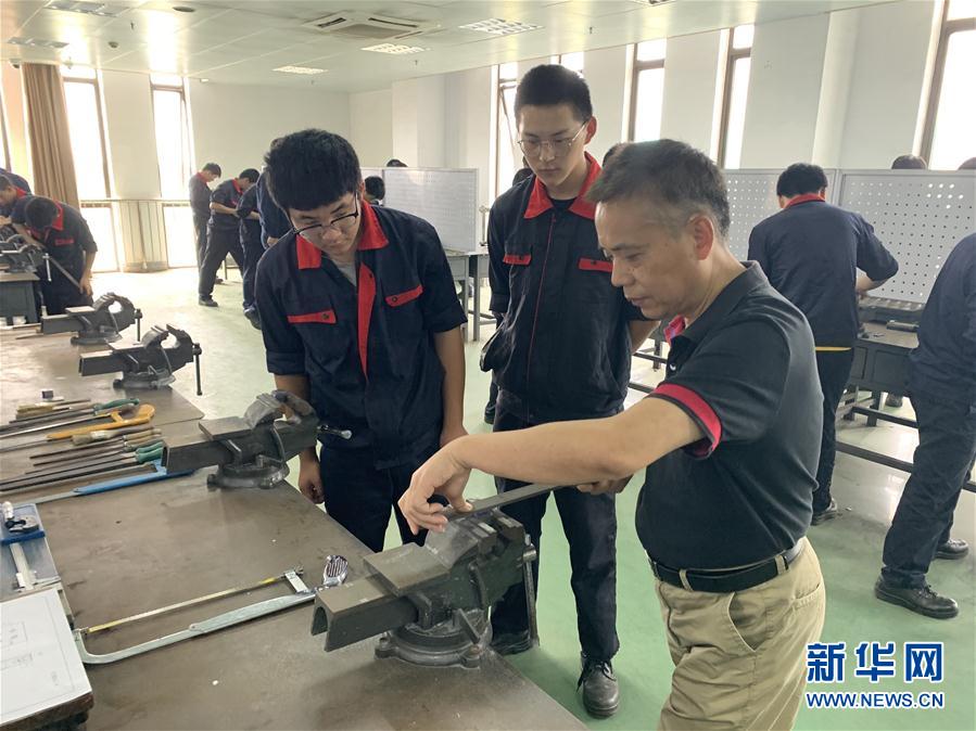 (總書記推動(dòng)的改革身邊事·教育改革篇·圖文互動(dòng))(4)特寫:“95后”上海職校生:“我的工牌上印著‘中國(guó)航天’”