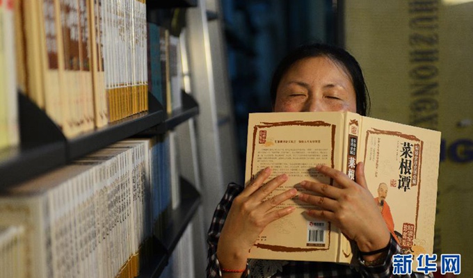 劉芳在貴陽市白云區西南風書店“聞書香”