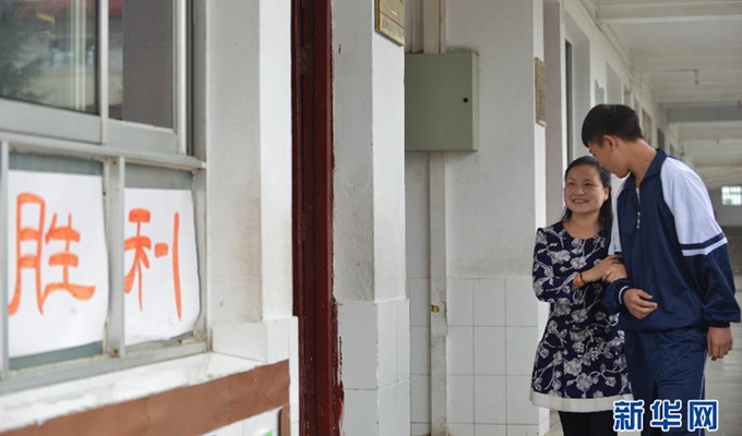 劉芳在學生協助下，前去上課