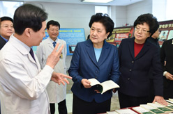 劉延東在北京協和醫院調研