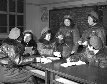 第一批女飛行員：毛澤東稱贊，細(xì)妹子不簡單，飛得好高啊