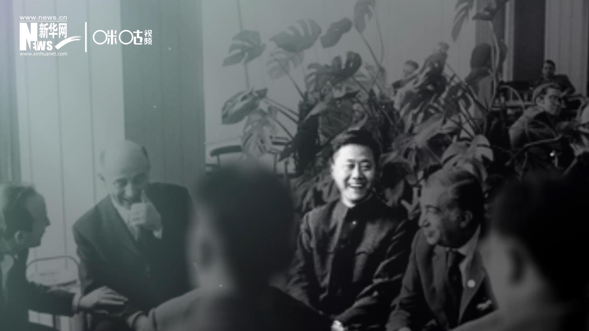 照片里的這個(gè)人是高梁，原新華社國際部記者。原本作為代表團(tuán)隨行記者的他接到通知，由他帶領(lǐng)一支先遣小組先行去紐約。