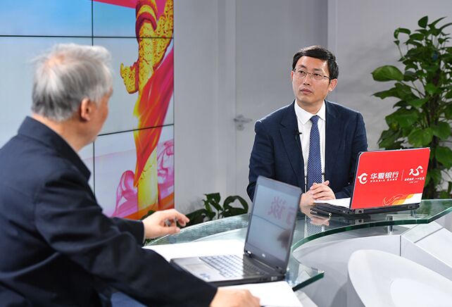 您再給我們梳理一下，黨章中有關(guān)“基本路線”的修改情況。