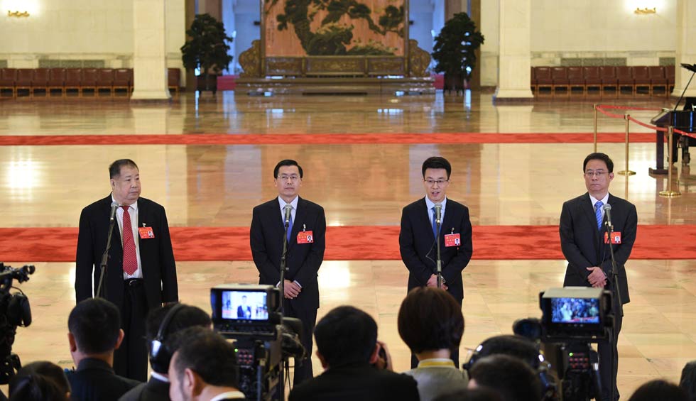 凌解放、王立平、徐川、黃一兵接受采訪