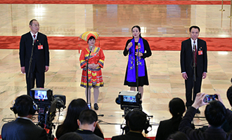 蔡松濤、杜麗群、楊小玲、賈立群代表接受采訪