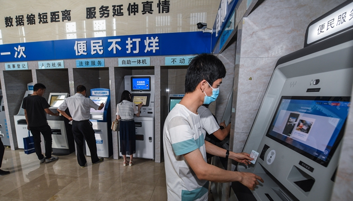 新華社評論員：增強(qiáng)緊迫感，全力抓落實 ——貫徹落實全國兩會精神