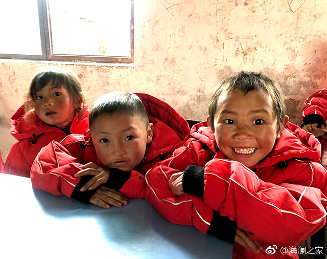 在四川省西南部川滇交界處的大涼山深處，坐落著一所紅旗小學(xué)。每當最寒冷的季節(jié)到來，這里的許多孩子們不得不共用一件冬衣御寒。 “多一克溫暖”與暖流計劃記錄下了孩子們開心的笑臉。這些笑臉，都是“多一克溫暖”前行中的源源動力。