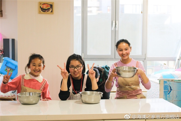 2017年 “寒令營”團隊從不同角度，為北疆山區(qū)的孩子們打開了一個豐富的世界。來到北京，他們觀看了升旗儀式，參觀了故宮，走進北京海洋館和動物園。這次寒令營，展現(xiàn)在他們面前的是此前從未看到過的世界，意義非凡。