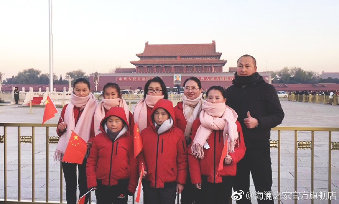 寒令營的第一天，孩子們觀看了升旗儀式，走進故宮暢聽歷史故事。祖國的樣貌開始在他們心里清晰，未來的希望開始在他們心中發(fā)芽。海瀾之家“多一克溫暖”團隊帶給孩子們精神世界的富足，照亮孩子們夢想的啟蒙之路。