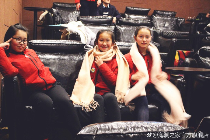 彼時恰逢《尋夢環(huán)游記》上映，“寒令營”的孩子們一起在電影院觀看了電影，平日里最鬧騰的孩子，在第一次看3D電影時也變得安靜專注。孩子們在這段旅程中增長了見識，一個更豐盛的世界就這樣打開了。