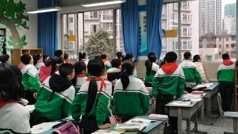 課上到一半，同學們卻把頭望向了外面！校長說：點贊！