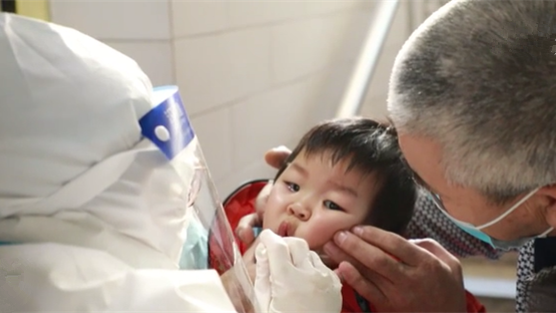 這一跪，謝謝你最美的“核酸護士”