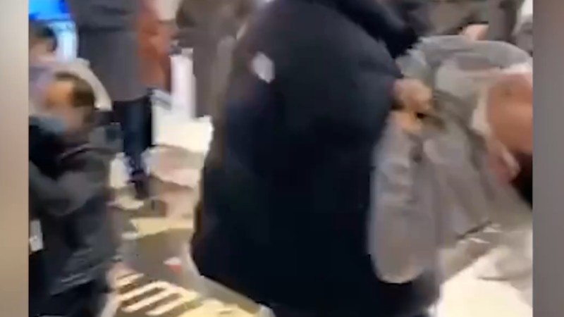 浙江一電影院發生事故多人送醫，現場家長懷抱兒童奔走