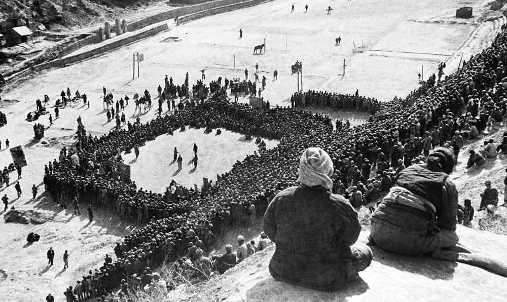 東北文代大會為慶祝斯大林70壽辰，由魯藝文工團(tuán)演出黃河大合唱。