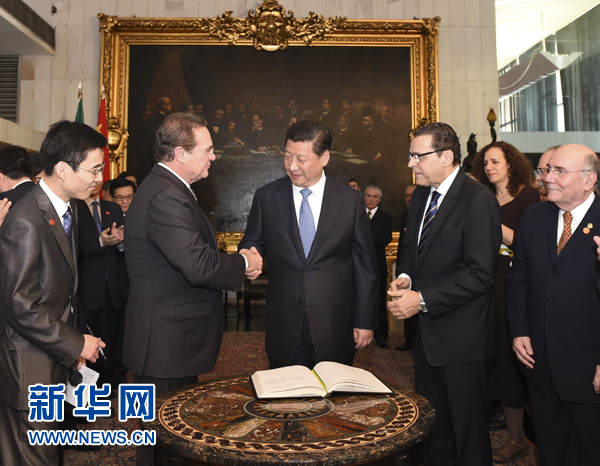 7月16日,國家主席習(xí)近平在巴西利亞會見巴西參議長卡列羅斯(前排左二)和眾議長阿爾維斯(前排右二)。 新華社記者 李學(xué)仁 攝 7月16日,國家主席習(xí)近平在巴西利亞會見巴西參議長卡列羅斯(前排左二)和眾議長阿爾維斯(前排右二)。 新華社記者 李學(xué)仁 攝