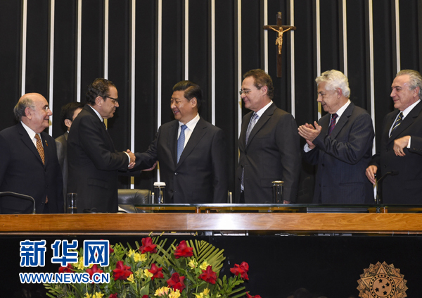 7月16日,國家主席習(xí)近平在巴西國會發(fā)表《弘揚傳統(tǒng)友好共譜合作新篇》的演講。 新華社記者 李學(xué)仁 攝 7月16日,國家主席習(xí)近平在巴西國會發(fā)表《弘揚傳統(tǒng)友好共譜合作新篇》的演講。 新華社記者 李學(xué)仁 攝