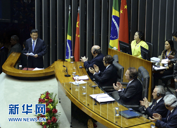 7月16日,國家主席習(xí)近平在巴西國會發(fā)表《弘揚傳統(tǒng)友好共譜合作新篇》的演講。 新華社記者 劉建生 攝 7月16日,國家主席習(xí)近平在巴西國會發(fā)表《弘揚傳統(tǒng)友好共譜合作新篇》的演講。 新華社記者 劉建生 攝