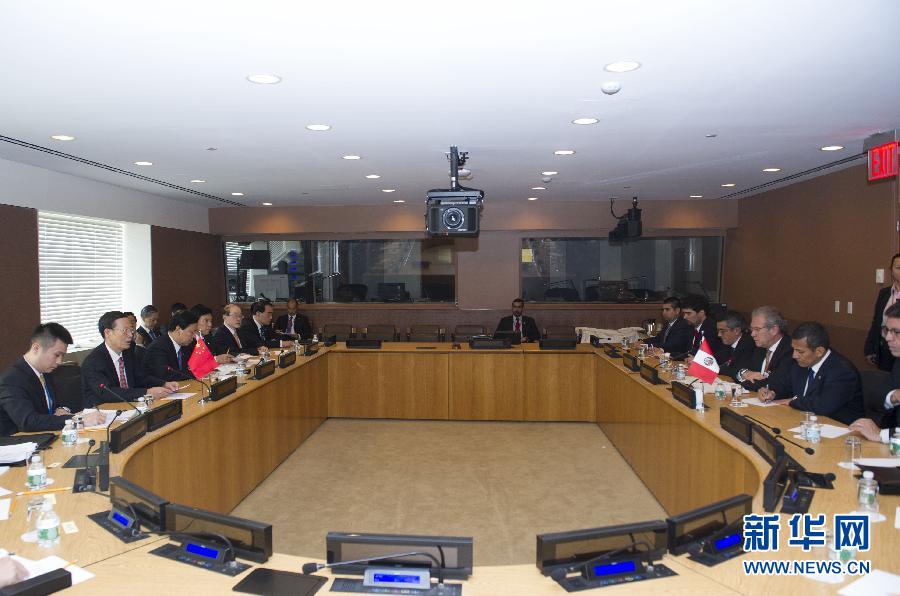 9月23日,出席聯(lián)合國氣候峰會的國家主席習(xí)近平特使、國務(wù)院副總理張高麗在紐約聯(lián)合國總部會見秘魯總統(tǒng)烏馬拉。 新華社記者 王曄 攝 9月23日,出席聯(lián)合國氣候峰會的國家主席習(xí)近平特使、國務(wù)院副總理張高麗在紐約聯(lián)合國總部會見秘魯總統(tǒng)烏馬拉。 新華社記者 王曄 攝