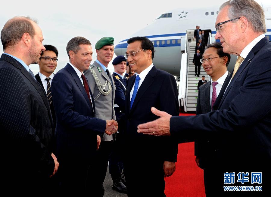 10月9日，國務院總理李克強抵達柏林開始對德國進行正式訪問。德國政府高級官員到機場迎接。 新華社記者 饒愛民 攝