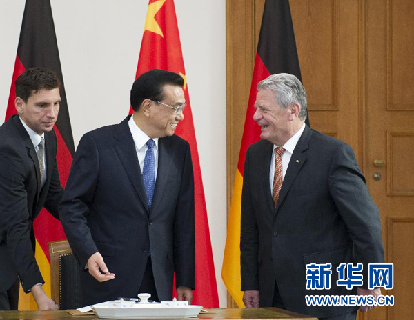 10月10日，國務院總理李克強在柏林會見德國總統高克。這是李克強總理與高克總統親切交談。 新華社記者 王曄 攝 