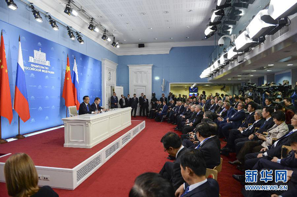 10月13日，國務(wù)院總理李克強(qiáng)在莫斯科與俄羅斯總理梅德韋杰夫圓滿結(jié)束中俄總理第十九次定期會晤后共同會見記者。 新華社記者李學(xué)仁攝