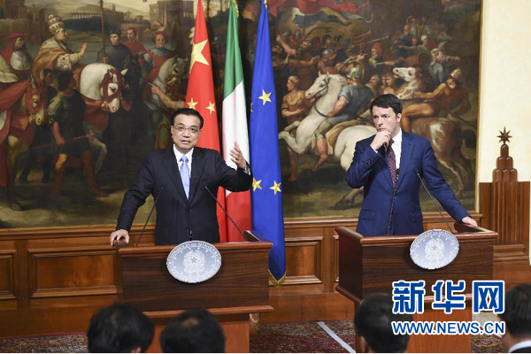 10月14日，國務院總理李克強在羅馬與意大利總理倫齊舉行會談后共同會見記者。 新華社記者 李學仁 攝