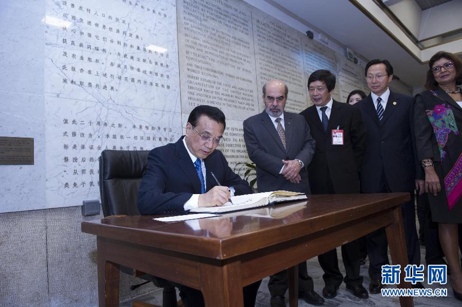 10月15日，中國國務(wù)院總理李克強在羅馬會見聯(lián)合國糧農(nóng)組織總干事格拉齊亞諾。這是李克強抵達(dá)后在貴賓簿上簽字。 新華社記者 王曄 攝