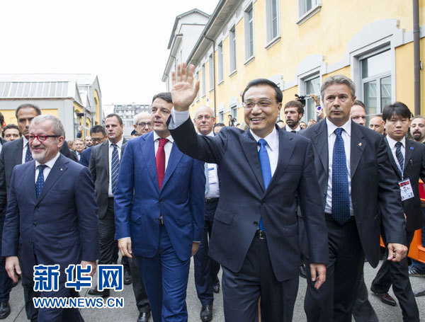 10月16日，中國(guó)國(guó)務(wù)院總理李克強(qiáng)在米蘭與意大利總理倫齊共同出席第五屆中意創(chuàng)新合作周大會(huì)并致辭。這是李克強(qiáng)抵達(dá)位于米蘭理工大學(xué)的會(huì)場(chǎng)。新華社記者王曄攝