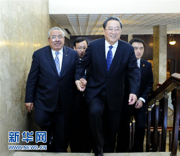 11月9日,正在約旦進行正式友好訪問的全國政協主席俞正聲在安曼與約旦參議長拉瓦比德進行會談。這是會談前,俞正聲與拉瓦比德攜手步入會場。新華社記者 張鐸 攝 11月9日,正在約旦進行正式友好訪問的全國政協主席俞正聲在安曼與約旦參議長拉瓦比德進行會談。這是會談前,俞正聲與拉瓦比德攜手步入會場。新華社記者 張鐸 攝