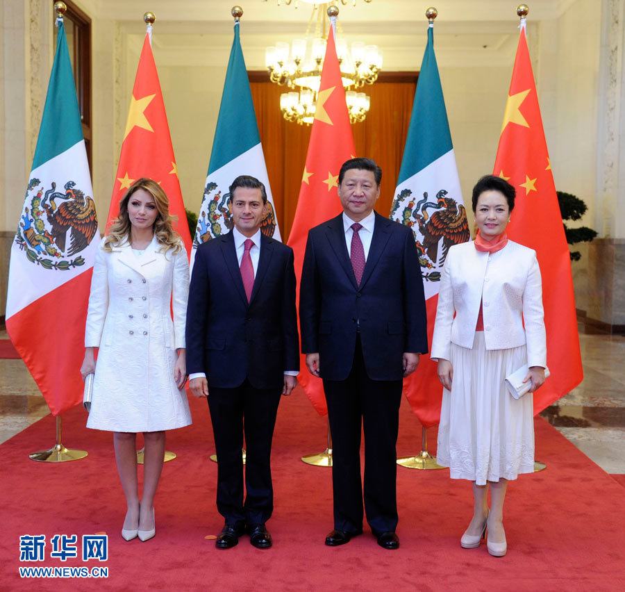 11月13日,國家主席習近平在北京人民大會堂北大廳舉行儀式,歡迎墨西哥總統培尼亞對中國進行國事訪問。這是習近平和夫人彭麗媛同培尼亞夫婦合影。 新華社記者 張鐸 攝 11月13日,國家主席習近平在北京人民大會堂北大廳舉行儀式,歡迎墨西哥總統培尼亞對中國進行國事訪問。這是習近平和夫人彭麗媛同培尼亞夫婦合影。 新華社記者 張鐸 攝