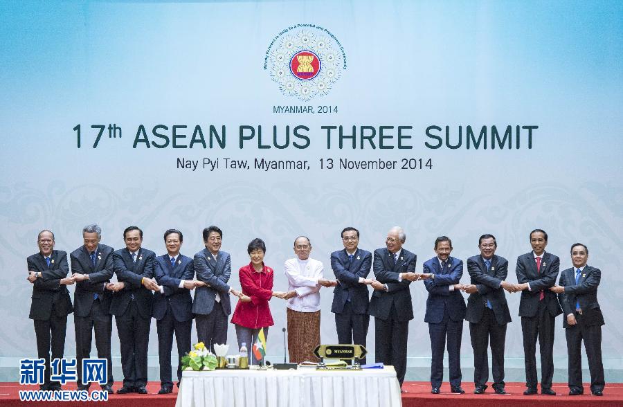 11月13日，中國國務(wù)院總理李克強(qiáng)在緬甸首都內(nèi)比都出席第17次東盟與中日韓（10+3）領(lǐng)導(dǎo)人會(huì)議。 新華社記者 王曄 攝