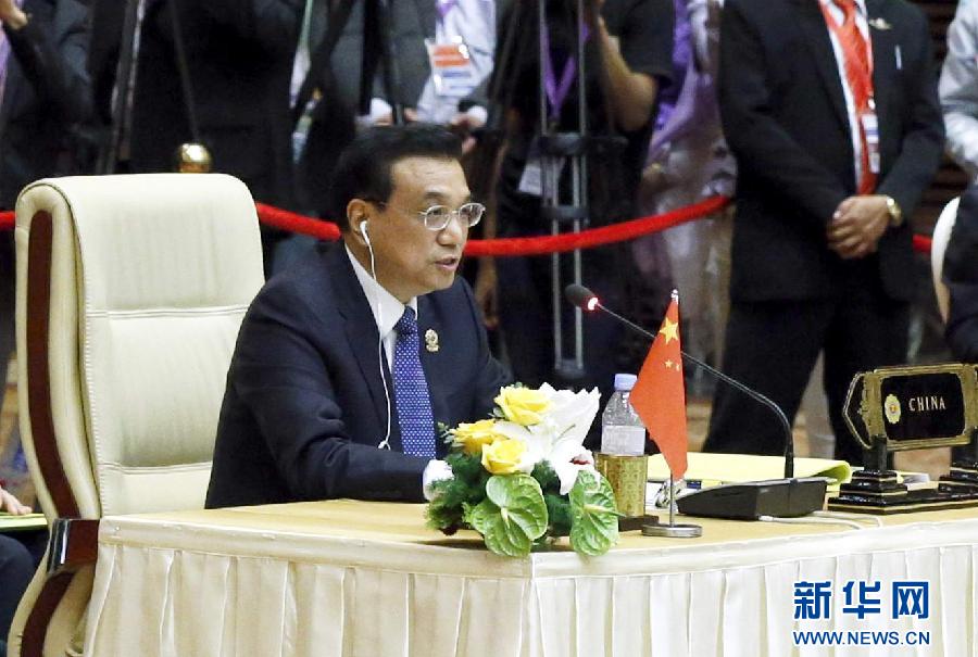 11月13日，中國國務(wù)院總理李克強(qiáng)在緬甸首都內(nèi)比都出席第17次東盟與中日韓（10+3）領(lǐng)導(dǎo)人會(huì)議。這是李克強(qiáng)在會(huì)議上講話。 新華社記者 鞠鵬 攝  