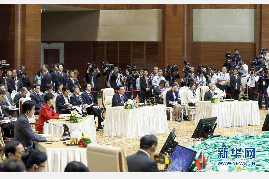 11月13日，中國國務(wù)院總理李克強(qiáng)在緬甸首都內(nèi)比都出席第17次東盟與中日韓（10+3）領(lǐng)導(dǎo)人會(huì)議。這是李克強(qiáng)在會(huì)議上講話。 新華社記者 鞠鵬 攝
