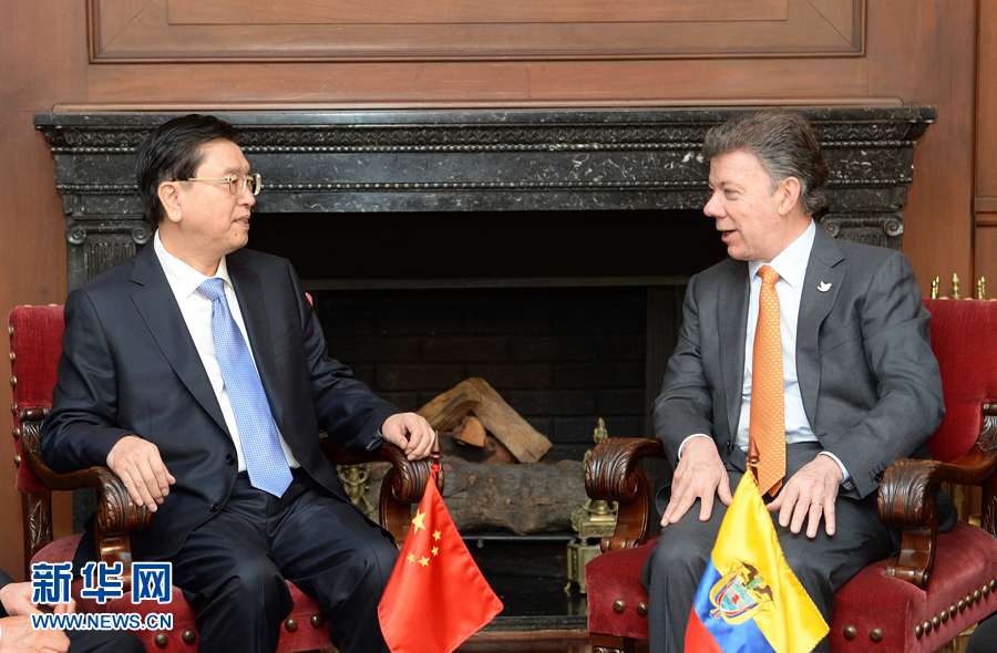 11月24日，正在哥倫比亞進(jìn)行正式友好訪問的全國人大常委會委員長張德江在波哥大會見哥倫比亞總統(tǒng)桑托斯。 新華社記者 劉建生 攝