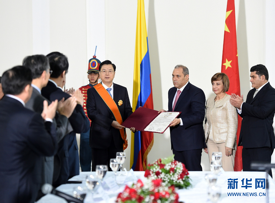 11月24日，正在哥倫比亞進(jìn)行正式友好訪問的全國人大常委會委員長張德江在波哥大與哥倫比亞國會主席兼參議長納梅舉行會談。 新華社記者鞠鵬 攝