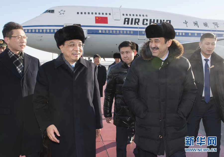 12月14日,應(yīng)哈薩克斯坦共和國總理馬西莫夫邀請(qǐng),國務(wù)院總理李克強(qiáng)乘專機(jī)抵達(dá)阿斯塔納國際機(jī)場(chǎng),開始對(duì)哈薩克斯坦進(jìn)行正式訪問,舉行中哈總理第二次定期會(huì)晤,并出席上海合作組織成員國政府首腦理事會(huì)第十三次會(huì)議。這是馬西莫夫到機(jī)場(chǎng)迎接李克強(qiáng)。新華社記者 黃敬文 攝 12月14日,應(yīng)哈薩克斯坦共和國總理馬西莫夫邀請(qǐng),國務(wù)院總理李克強(qiáng)乘專機(jī)抵達(dá)阿斯塔納國際機(jī)場(chǎng),開始對(duì)哈薩克斯坦進(jìn)行正式訪問,舉行中哈總理第二次定期會(huì)晤,并出席上海合作組織成員國政府首腦理事會(huì)第十三次會(huì)議。這是馬西莫夫到機(jī)場(chǎng)迎接李克強(qiáng)。新華社記者 黃敬文 攝